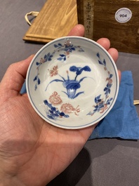 Vijf Chinese blauw-witte en koperrode kommen, Xuande merk, Wanli