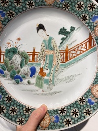 Une paire de plats et une assiette en porcelaine de Chine famille verte, Kangxi