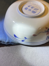 Vijf Chinese blauw-witte en koperrode kommen, Xuande merk, Wanli