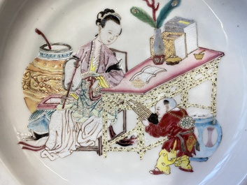 Assiette en porcelaine de Chine coquille d'oeuf au dos en rouge de rubis, Yongzheng