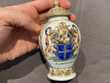 Un service &agrave; th&eacute; de 21 pi&egrave;ces en porcelaine de Chine aux armes de 'Van der Cruyce' pour le march&eacute; belge, Qianlong