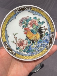 Een paar Chinese famille rose koppen en schotels met hanen, Yongzheng