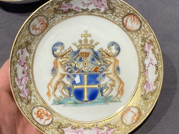 Un service &agrave; th&eacute; de 21 pi&egrave;ces en porcelaine de Chine aux armes de 'Van der Cruyce' pour le march&eacute; belge, Qianlong