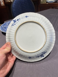 Een paar Chinese blauw-witte borden met het wapen van De Pinto voor de Portugese markt, Kangxi