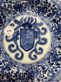Een paar Chinese blauw-witte borden met het wapen van De Pinto voor de Portugese markt, Kangxi