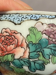Een paar Chinese famille rose koppen en schotels met hanen, Yongzheng