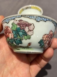 Een paar Chinese famille rose koppen en schotels met hanen, Yongzheng
