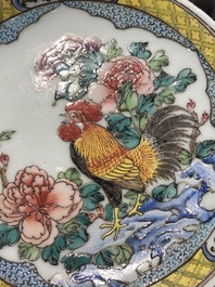Een paar Chinese famille rose koppen en schotels met hanen, Yongzheng