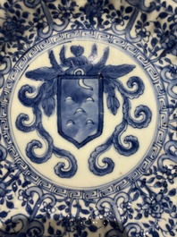 Een paar Chinese blauw-witte borden met het wapen van De Pinto voor de Portugese markt, Kangxi