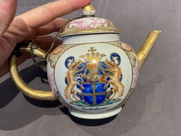 Un service &agrave; th&eacute; de 21 pi&egrave;ces en porcelaine de Chine aux armes de 'Van der Cruyce' pour le march&eacute; belge, Qianlong