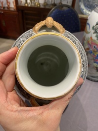 Paire de vases en porcelaine de Chine famille rose &agrave; d&eacute;cor de l'histoire de Hua Mulan, marque de Jingdezhen, R&eacute;volution Culturelle