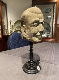 T&ecirc;te d'un Luohan en gr&egrave;s sculpt&eacute;, Chine, Yuan/Ming