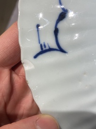 Een paar Chinese blauw-witte borden met het wapen van De Pinto voor de Portugese markt, Kangxi