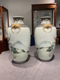 Paire de vases en porcelaine de Chine famille rose &agrave; d&eacute;cor de l'histoire de Hua Mulan, marque de Jingdezhen, R&eacute;volution Culturelle