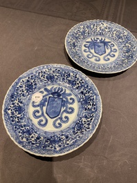 Een paar Chinese blauw-witte borden met het wapen van De Pinto voor de Portugese markt, Kangxi