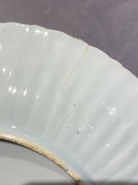 Een paar Chinese blauw-witte borden met het wapen van De Pinto voor de Portugese markt, Kangxi