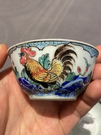 Een paar Chinese famille rose koppen en schotels met hanen, Yongzheng