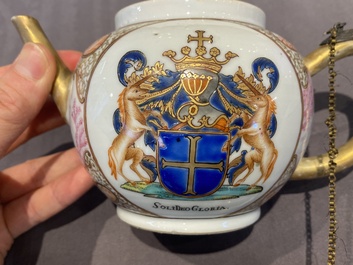 Un service &agrave; th&eacute; de 21 pi&egrave;ces en porcelaine de Chine aux armes de 'Van der Cruyce' pour le march&eacute; belge, Qianlong