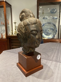 Een Chinees bruin-grijs kalkstenen hoofd van Bodhisattva, wellicht Tang