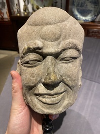 T&ecirc;te d'un Luohan en gr&egrave;s sculpt&eacute;, Chine, Yuan/Ming