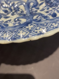 Een paar Chinese blauw-witte borden met het wapen van De Pinto voor de Portugese markt, Kangxi
