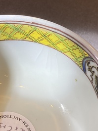 Een paar Chinese famille rose koppen en schotels met hanen, Yongzheng