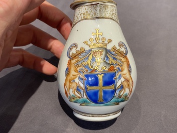 Un service &agrave; th&eacute; de 21 pi&egrave;ces en porcelaine de Chine aux armes de 'Van der Cruyce' pour le march&eacute; belge, Qianlong