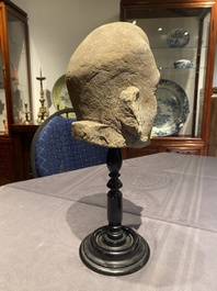 T&ecirc;te d'un Luohan en gr&egrave;s sculpt&eacute;, Chine, Yuan/Ming