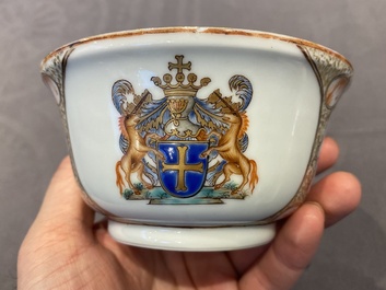 Un service &agrave; th&eacute; de 21 pi&egrave;ces en porcelaine de Chine aux armes de 'Van der Cruyce' pour le march&eacute; belge, Qianlong