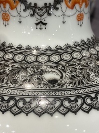 Paire de vases en porcelaine de Chine famille rose &agrave; d&eacute;cor de l'histoire de Hua Mulan, marque de Jingdezhen, R&eacute;volution Culturelle