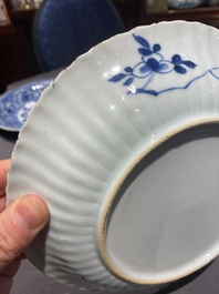 Een paar Chinese blauw-witte borden met het wapen van De Pinto voor de Portugese markt, Kangxi