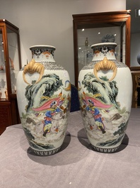 Paire de vases en porcelaine de Chine famille rose &agrave; d&eacute;cor de l'histoire de Hua Mulan, marque de Jingdezhen, R&eacute;volution Culturelle