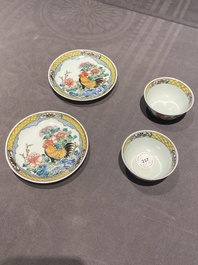 Een paar Chinese famille rose koppen en schotels met hanen, Yongzheng