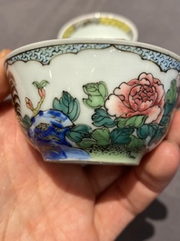 Een paar Chinese famille rose koppen en schotels met hanen, Yongzheng