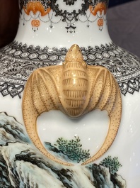 Paire de vases en porcelaine de Chine famille rose &agrave; d&eacute;cor de l'histoire de Hua Mulan, marque de Jingdezhen, R&eacute;volution Culturelle