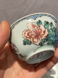 Een paar Chinese famille rose koppen en schotels met hanen, Yongzheng