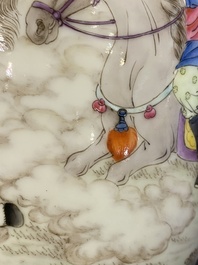 Paire de vases en porcelaine de Chine famille rose &agrave; d&eacute;cor de l'histoire de Hua Mulan, marque de Jingdezhen, R&eacute;volution Culturelle