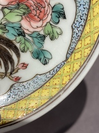 Een paar Chinese famille rose koppen en schotels met hanen, Yongzheng
