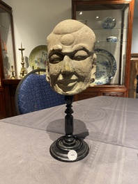T&ecirc;te d'un Luohan en gr&egrave;s sculpt&eacute;, Chine, Yuan/Ming
