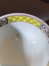 Een paar Chinese famille rose koppen en schotels met hanen, Yongzheng