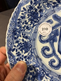Een paar Chinese blauw-witte borden met het wapen van De Pinto voor de Portugese markt, Kangxi
