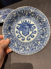 Een paar Chinese blauw-witte borden met het wapen van De Pinto voor de Portugese markt, Kangxi