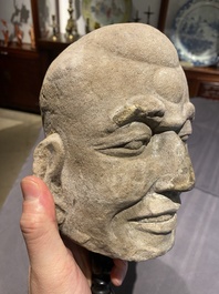 T&ecirc;te d'un Luohan en gr&egrave;s sculpt&eacute;, Chine, Yuan/Ming