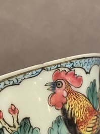 Een paar Chinese famille rose koppen en schotels met hanen, Yongzheng