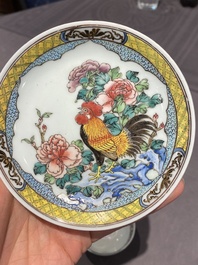 Een paar Chinese famille rose koppen en schotels met hanen, Yongzheng