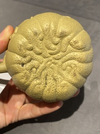 Th&eacute;i&egrave;re couverte en gr&egrave;s de Yixing &agrave; d&eacute;cor d'&eacute;cureuils et papillons, marque en creux de Chen Janyin 陳建寅, Kangxi