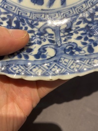 Een paar Chinese blauw-witte borden met het wapen van De Pinto voor de Portugese markt, Kangxi