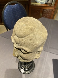 T&ecirc;te d'un Luohan en gr&egrave;s sculpt&eacute;, Chine, Yuan/Ming