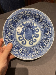 Een paar Chinese blauw-witte borden met het wapen van De Pinto voor de Portugese markt, Kangxi