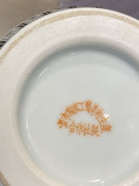 Paire de vases en porcelaine de Chine famille rose &agrave; d&eacute;cor de l'histoire de Hua Mulan, marque de Jingdezhen, R&eacute;volution Culturelle